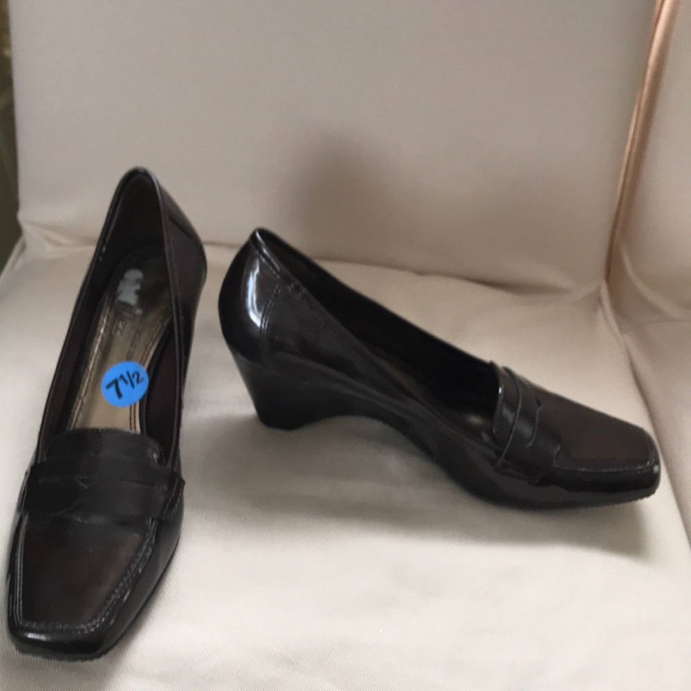Anne Klein wedge loafer; bronze/brown patent 7.5